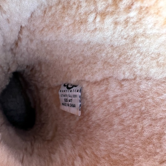 Cozy Ugg Boots: well crafted and comfortable. Please do look at pictures! - Picture 4 of 9